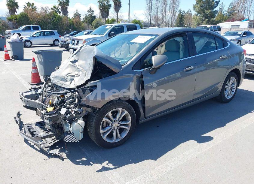 Photo 2 of 2019 Chevrolet Cruze LT (VIN 1G1BE5SM0K7133609)