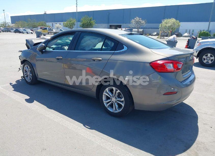 Photo 3 of 2019 Chevrolet Cruze LT (VIN 1G1BE5SM0K7133609)