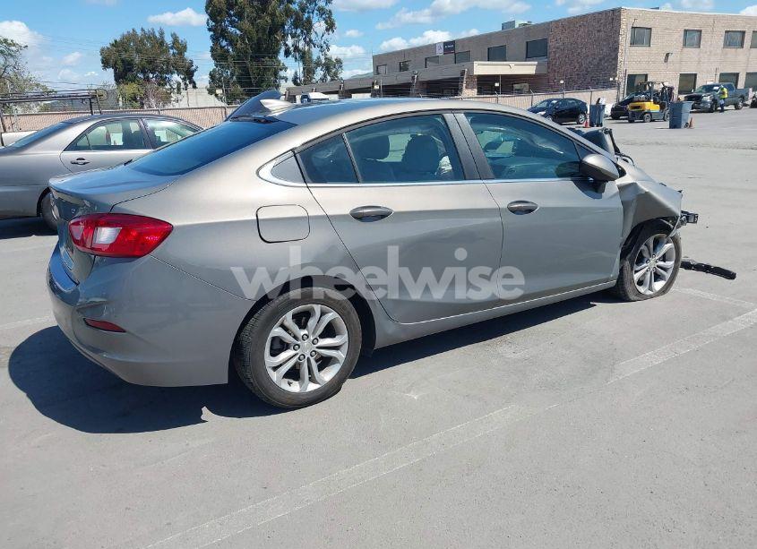 Photo 4 of 2019 Chevrolet Cruze LT (VIN 1G1BE5SM0K7133609)