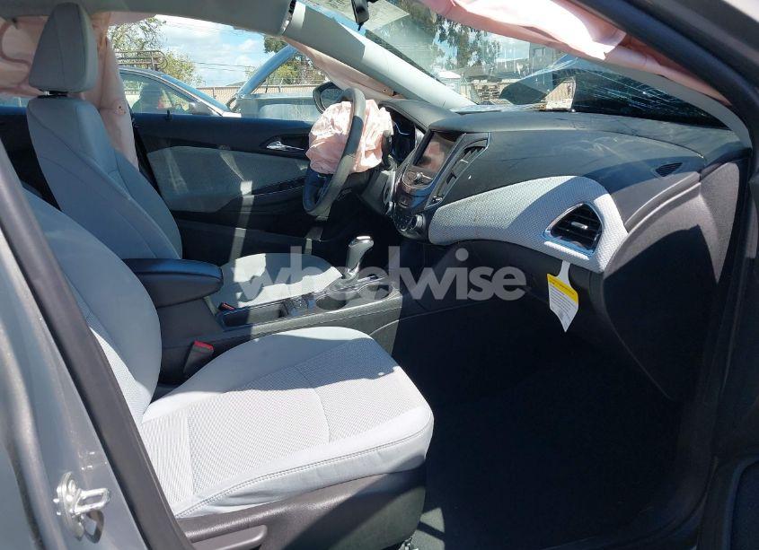 Photo 5 of 2019 Chevrolet Cruze LT (VIN 1G1BE5SM0K7133609)