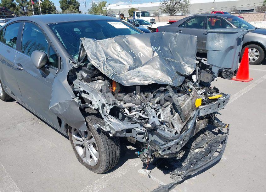 Photo 6 of 2019 Chevrolet Cruze LT (VIN 1G1BE5SM0K7133609)