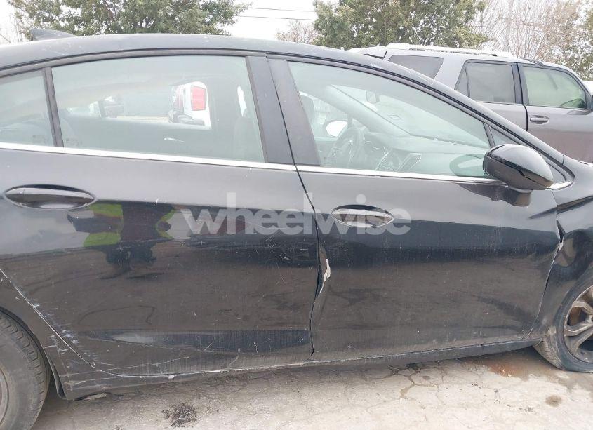 Photo 12 of 2019 Chevrolet Cruze LT (VIN 1G1BE5SM0K7141757)