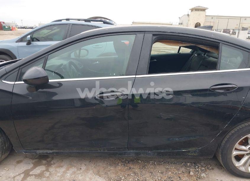 Photo 13 of 2019 Chevrolet Cruze LT (VIN 1G1BE5SM0K7141757)
