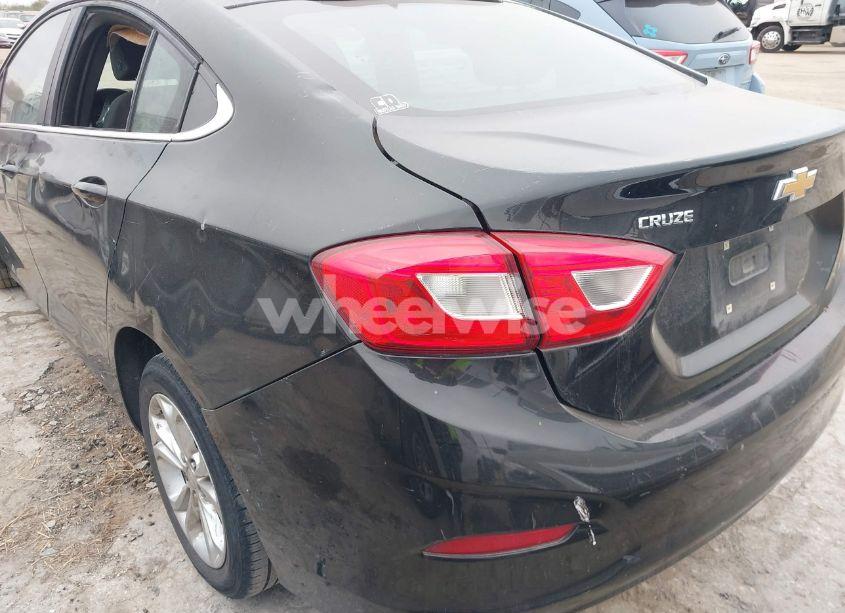 Photo 19 of 2019 Chevrolet Cruze LT (VIN 1G1BE5SM0K7141757)