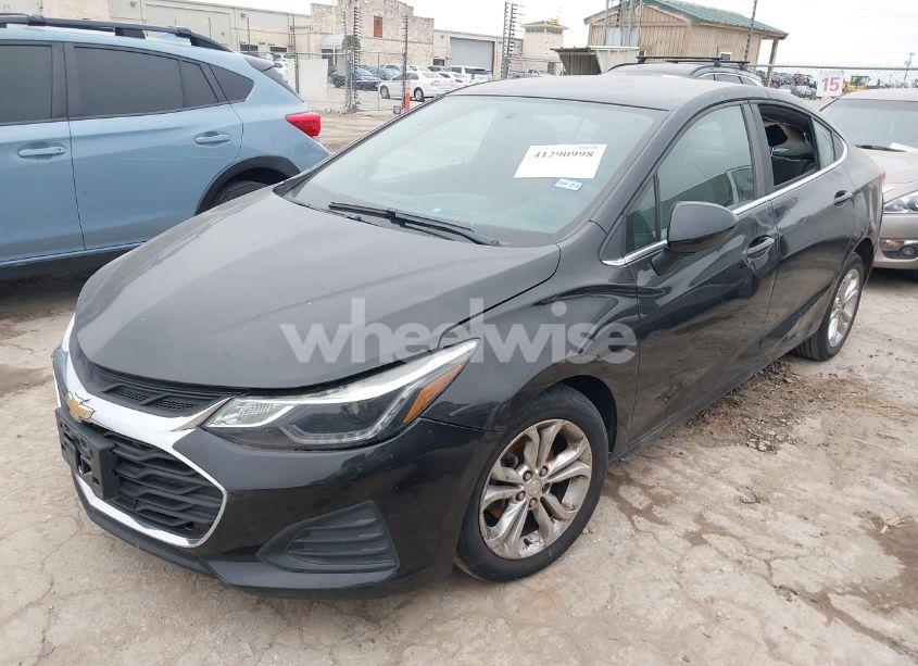 Photo 2 of 2019 Chevrolet Cruze LT (VIN 1G1BE5SM0K7141757)