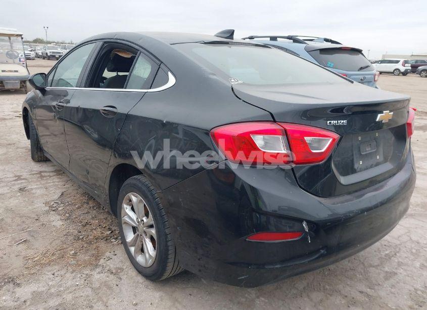 Photo 3 of 2019 Chevrolet Cruze LT (VIN 1G1BE5SM0K7141757)