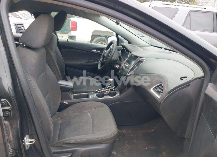 Photo 5 of 2019 Chevrolet Cruze LT (VIN 1G1BE5SM0K7141757)