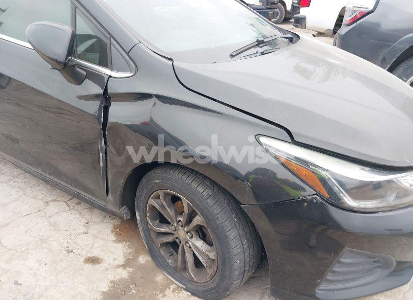 Photo 6 of 2019 Chevrolet Cruze LT (VIN 1G1BE5SM0K7141757)