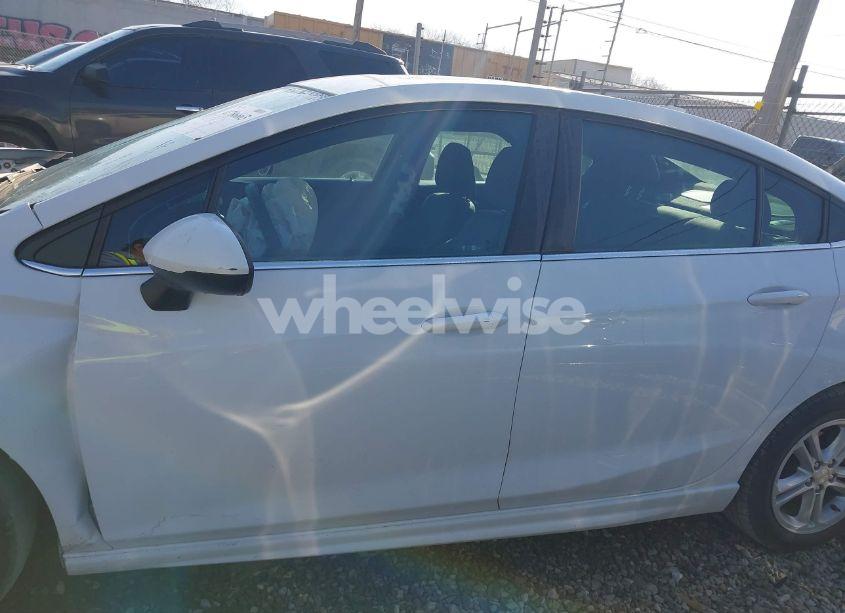 Photo 14 of 2017 Chevrolet Cruze LT AUTO (VIN 1G1BE5SM1H7107030)