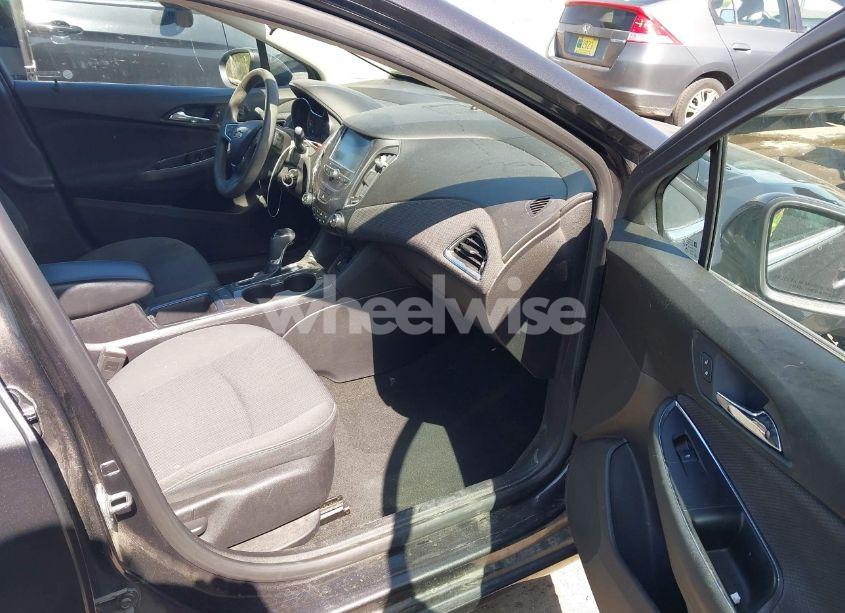 Photo 5 of 2017 Chevrolet Cruze LT AUTO (VIN 1G1BE5SM1H7189311)