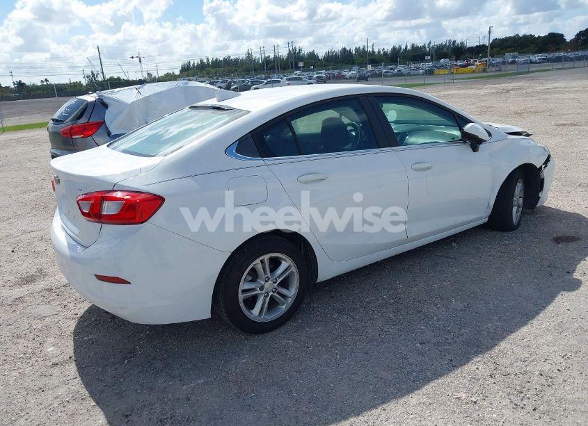 Photo 4 of 2017 Chevrolet Cruze LT AUTO (VIN 1G1BE5SM1H7271829)