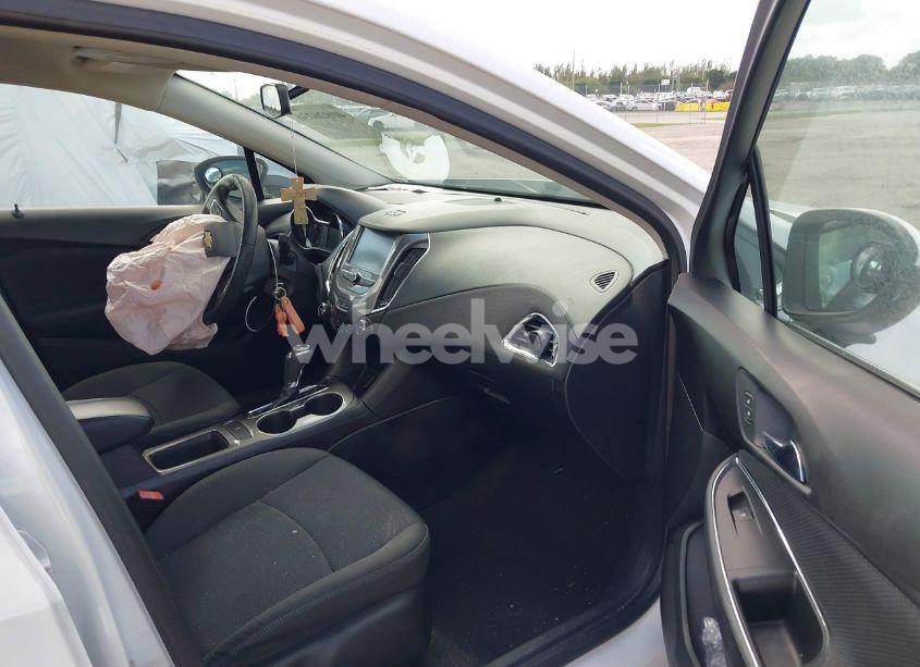 Photo 5 of 2017 Chevrolet Cruze LT AUTO (VIN 1G1BE5SM1H7271829)