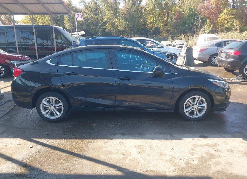 Photo 13 of 2018 Chevrolet Cruze LT AUTO (VIN 1G1BE5SM1J7122665)