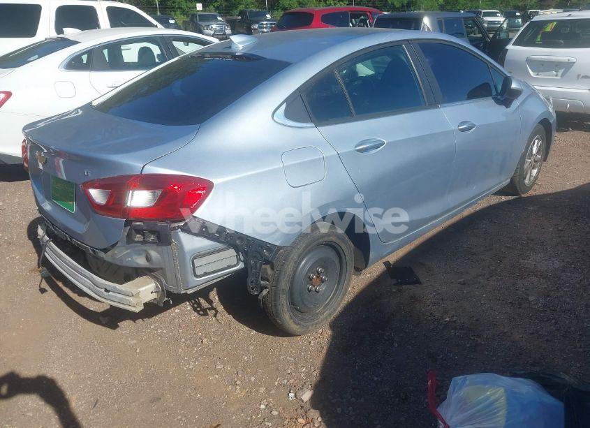 Photo 4 of 2018 Chevrolet Cruze LT AUTO (VIN 1G1BE5SM1J7148814)