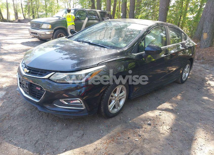Photo 2 of 2018 Chevrolet Cruze LT AUTO (VIN 1G1BE5SM1J7179481)