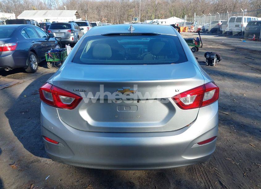 Photo 16 of 2018 Chevrolet Cruze LT AUTO (VIN 1G1BE5SM1J7228758)