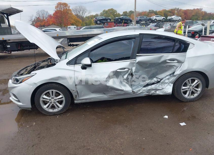 Photo 6 of 2018 Chevrolet Cruze LT AUTO (VIN 1G1BE5SM1J7229991)