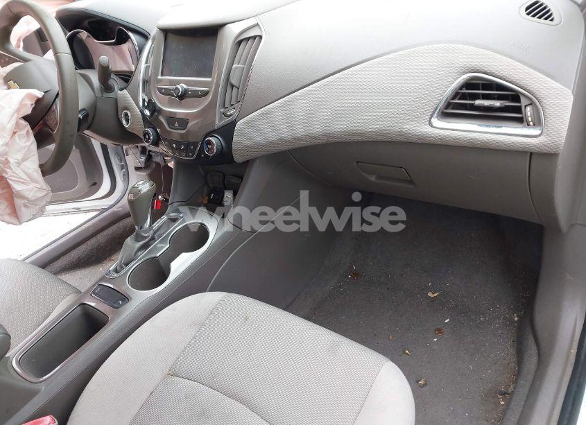 Photo 5 of 2018 Chevrolet Cruze LT AUTO (VIN 1G1BE5SM1J7235337)