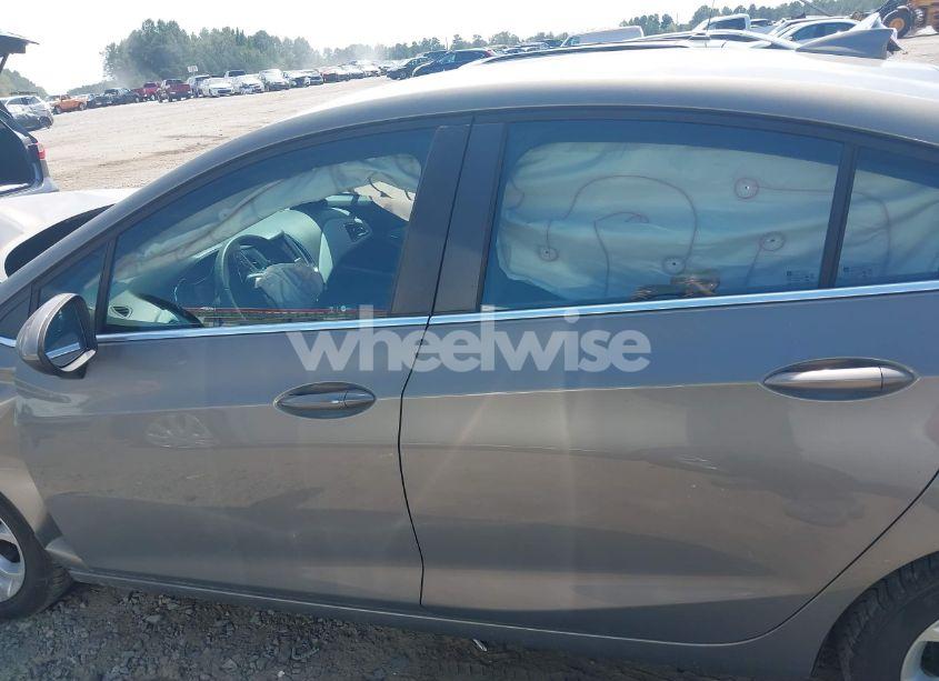 Photo 14 of 2019 Chevrolet Cruze LT (VIN 1G1BE5SM1K7106922)