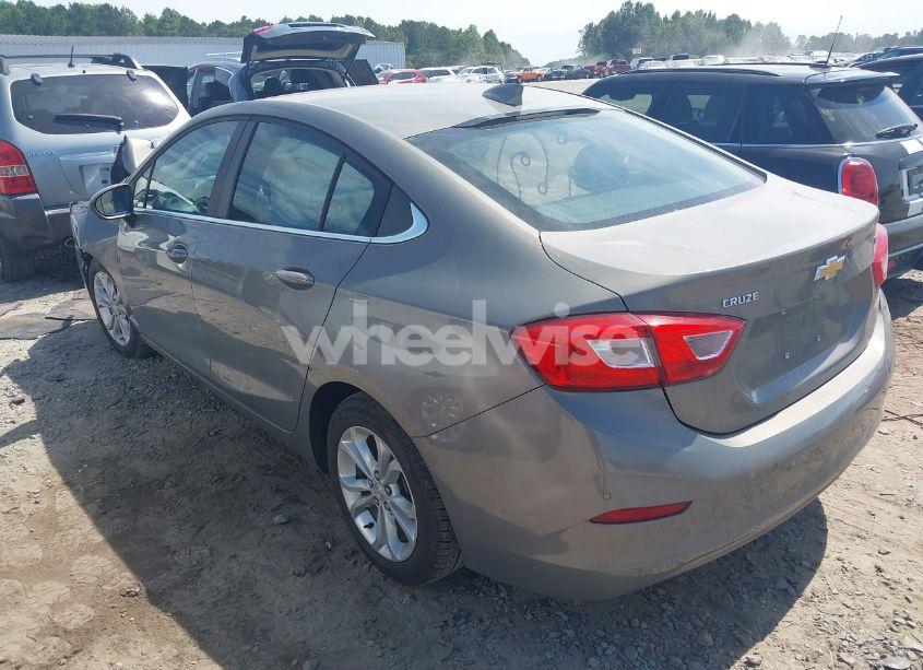 Photo 3 of 2019 Chevrolet Cruze LT (VIN 1G1BE5SM1K7106922)