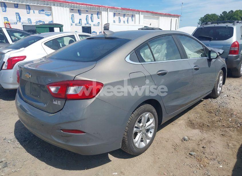 Photo 4 of 2019 Chevrolet Cruze LT (VIN 1G1BE5SM1K7106922)