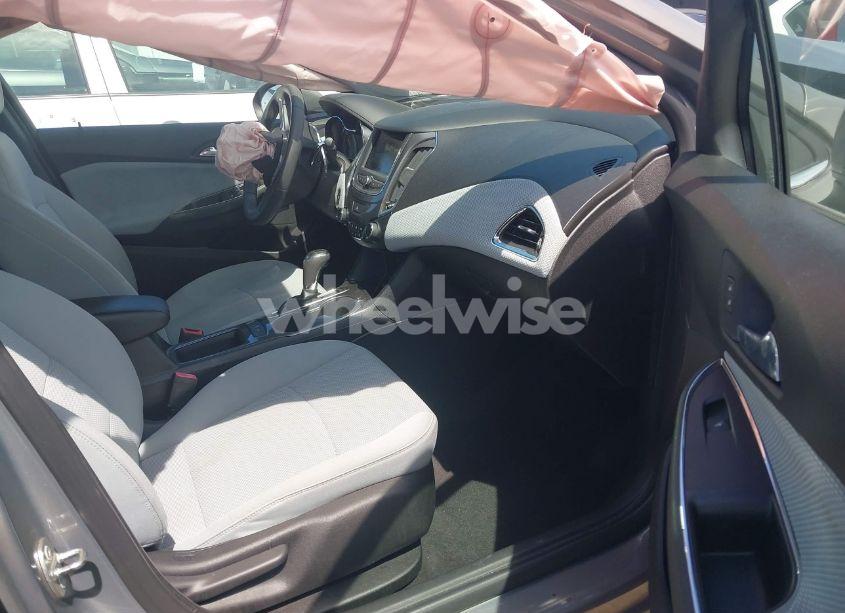 Photo 5 of 2019 Chevrolet Cruze LT (VIN 1G1BE5SM1K7106922)