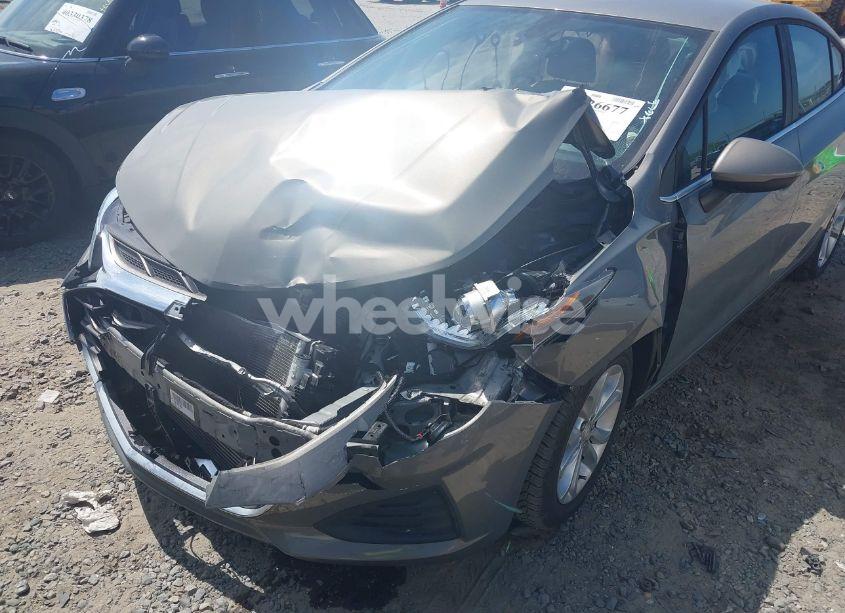 Photo 6 of 2019 Chevrolet Cruze LT (VIN 1G1BE5SM1K7106922)