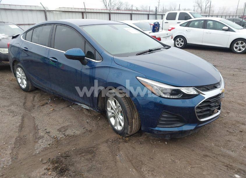 2019 Chevrolet Cruze LT (VIN 1G1BE5SM1K7108136) main photo