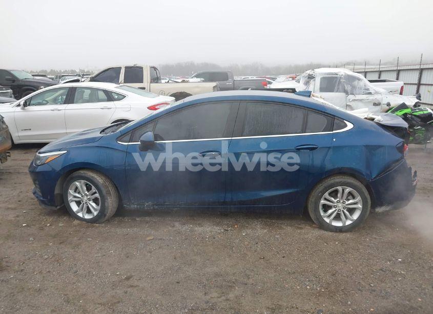 Photo 15 of 2019 Chevrolet Cruze LT (VIN 1G1BE5SM1K7108136)