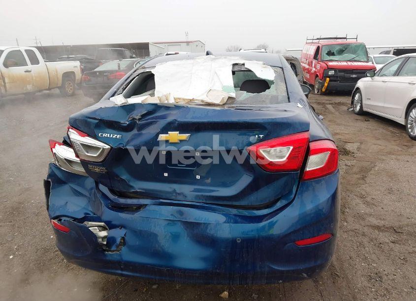 Photo 17 of 2019 Chevrolet Cruze LT (VIN 1G1BE5SM1K7108136)