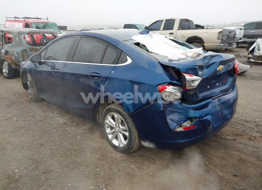 Photo 3 of 2019 Chevrolet Cruze LT (VIN 1G1BE5SM1K7108136)