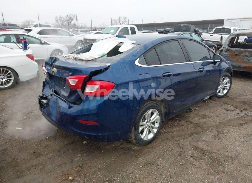 Photo 4 of 2019 Chevrolet Cruze LT (VIN 1G1BE5SM1K7108136)