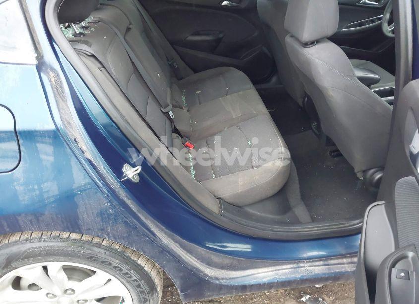 Photo 8 of 2019 Chevrolet Cruze LT (VIN 1G1BE5SM1K7108136)