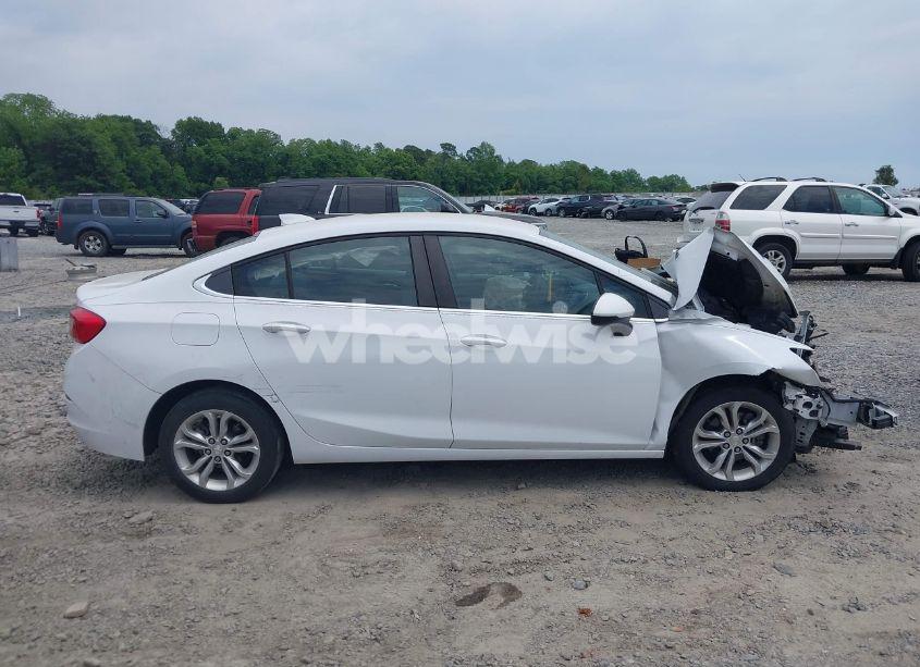 Photo 13 of 2019 Chevrolet Cruze LT (VIN 1G1BE5SM1K7115779)
