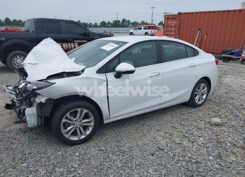 Photo 2 of 2019 Chevrolet Cruze LT (VIN 1G1BE5SM1K7115779)