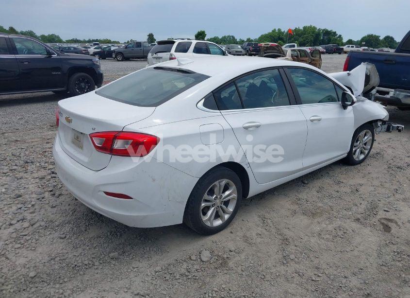 Photo 4 of 2019 Chevrolet Cruze LT (VIN 1G1BE5SM1K7115779)