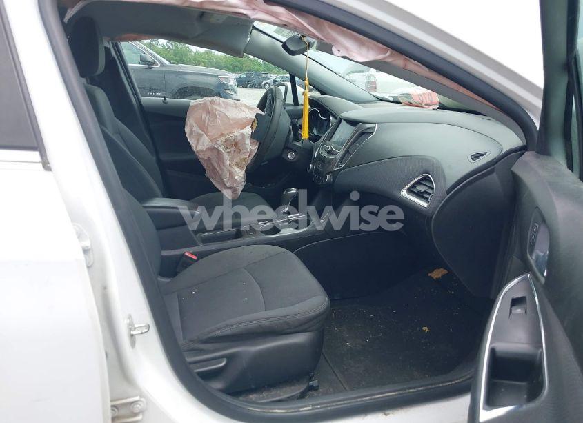 Photo 5 of 2019 Chevrolet Cruze LT (VIN 1G1BE5SM1K7115779)