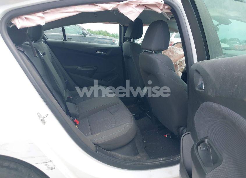 Photo 8 of 2019 Chevrolet Cruze LT (VIN 1G1BE5SM1K7115779)