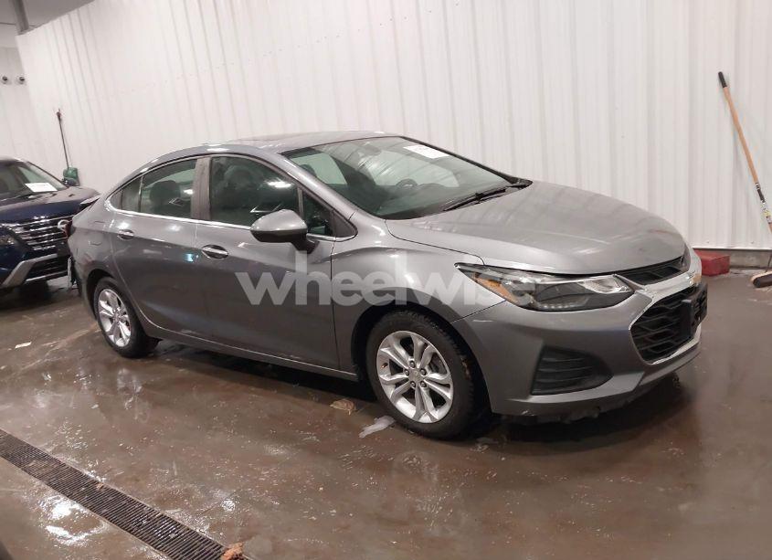 2019 Chevrolet Cruze LT (VIN 1G1BE5SM1K7115782) main photo