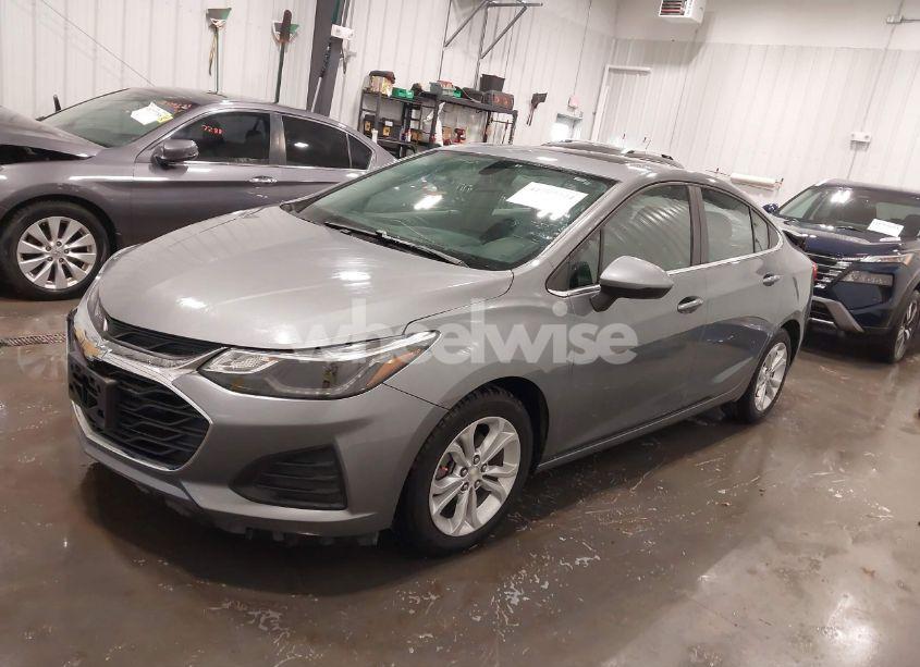 Photo 2 of 2019 Chevrolet Cruze LT (VIN 1G1BE5SM1K7115782)