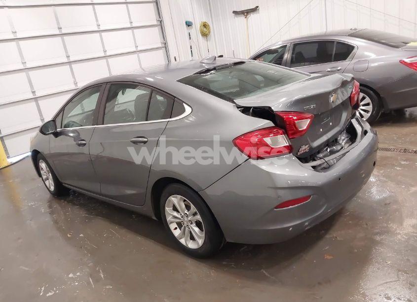 Photo 3 of 2019 Chevrolet Cruze LT (VIN 1G1BE5SM1K7115782)
