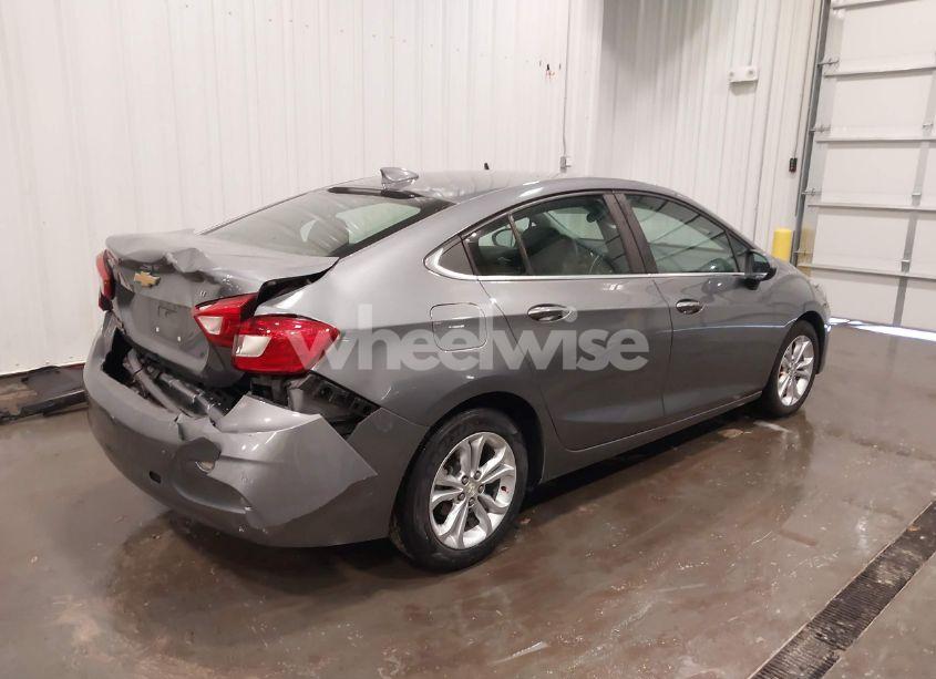 Photo 4 of 2019 Chevrolet Cruze LT (VIN 1G1BE5SM1K7115782)