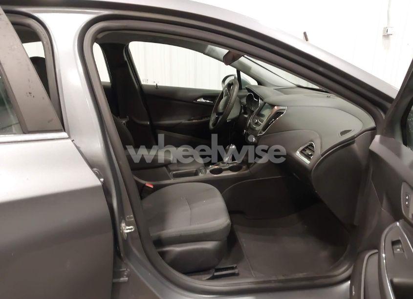 Photo 5 of 2019 Chevrolet Cruze LT (VIN 1G1BE5SM1K7115782)