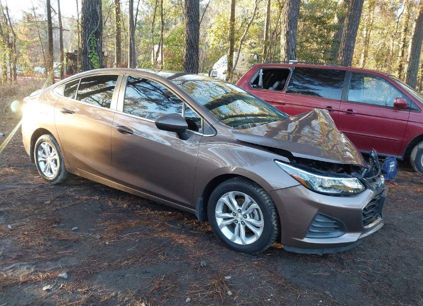 2019 Chevrolet Cruze LT (VIN 1G1BE5SM1K7119217) main photo