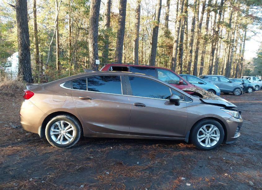 Photo 13 of 2019 Chevrolet Cruze LT (VIN 1G1BE5SM1K7119217)