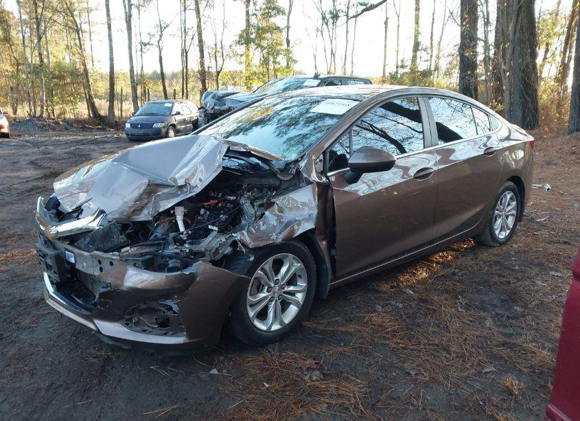 Photo 2 of 2019 Chevrolet Cruze LT (VIN 1G1BE5SM1K7119217)
