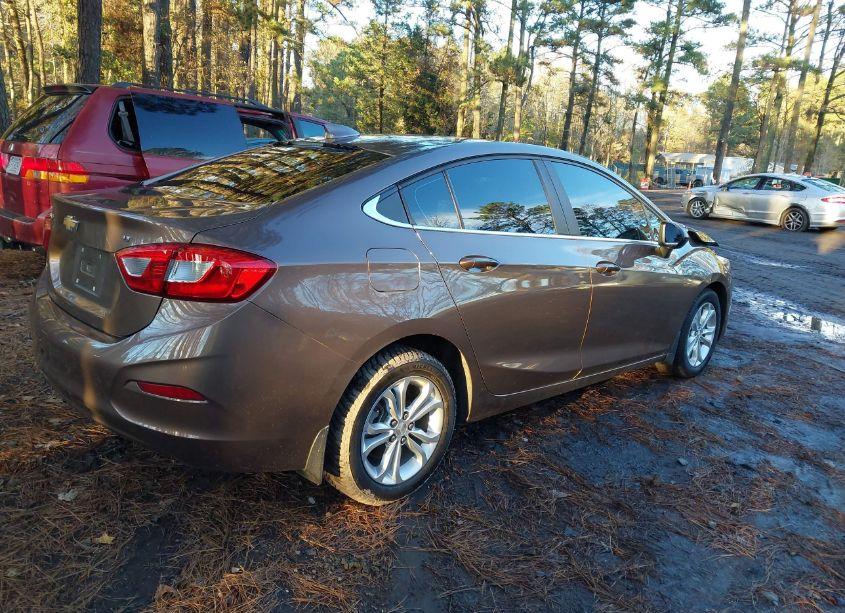 Photo 4 of 2019 Chevrolet Cruze LT (VIN 1G1BE5SM1K7119217)