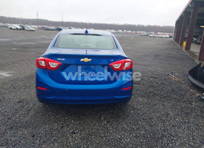 Photo 16 of 2019 Chevrolet Cruze LT (VIN 1G1BE5SM1K7122389)