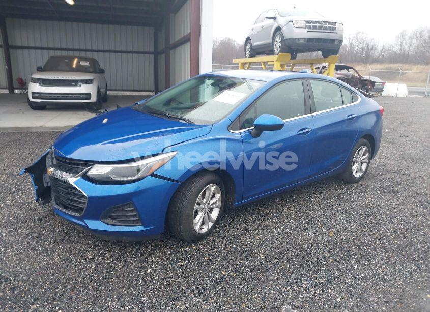 Photo 2 of 2019 Chevrolet Cruze LT (VIN 1G1BE5SM1K7122389)