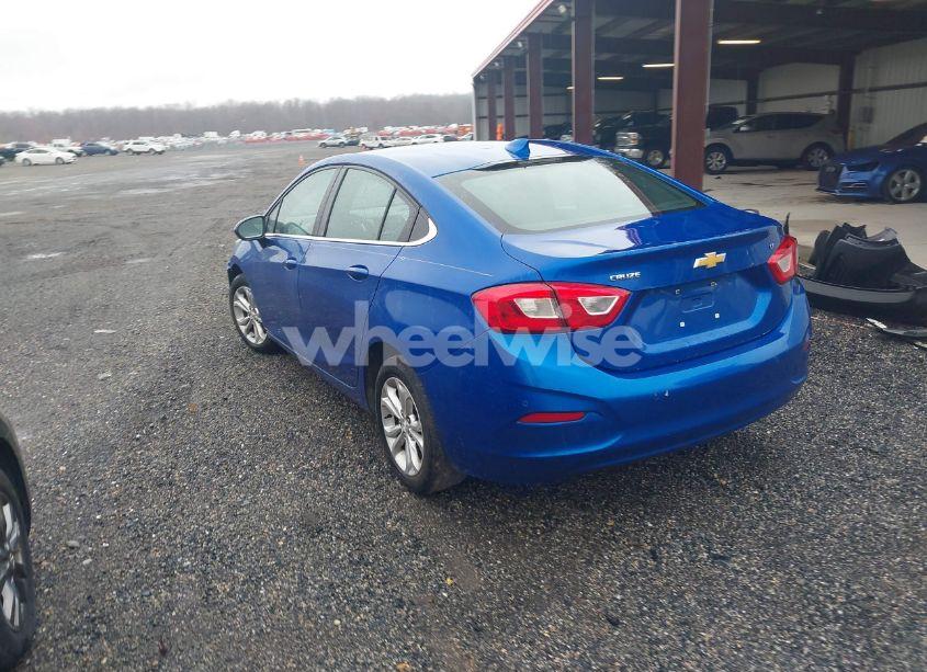 Photo 3 of 2019 Chevrolet Cruze LT (VIN 1G1BE5SM1K7122389)